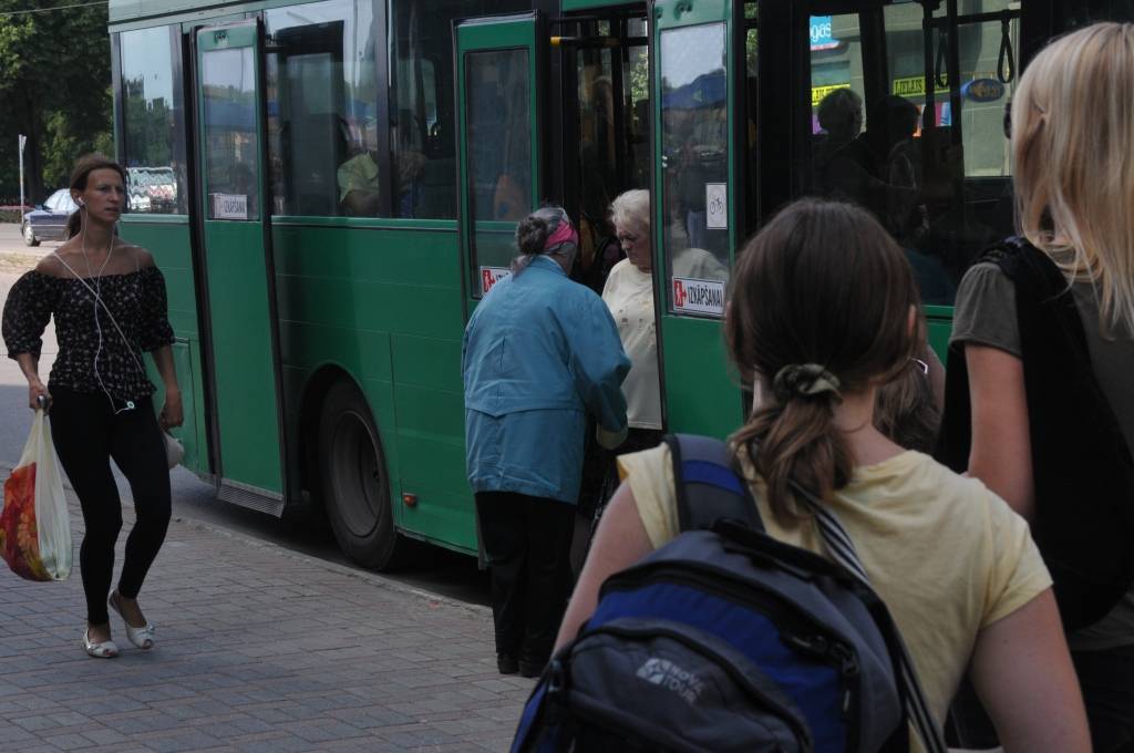 FOTO: Vairums pasažieru jauno iekāpšanas kārtību ievēro