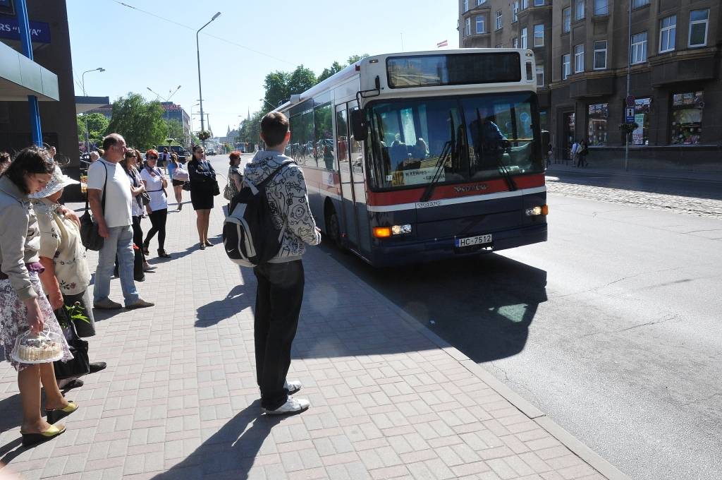 No šodienas Liepājas sabiedriskā transporta autobusos var iekāpt tikai pa pirmajām durvīm