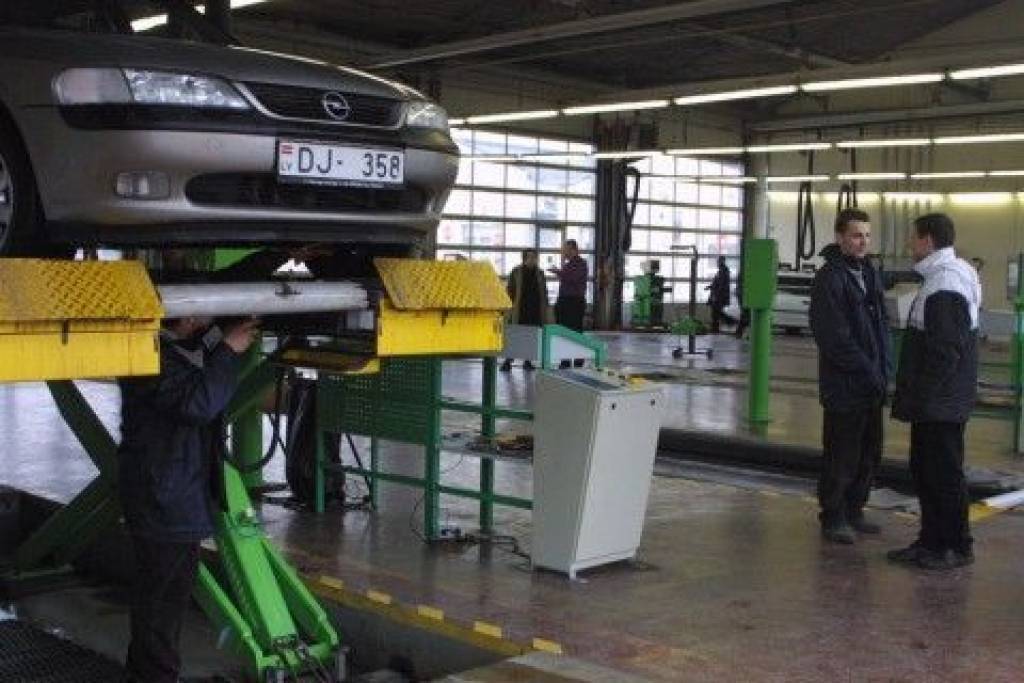 Laikraksts: autovadītājus mulsina CSDD maksa par nodokļa iekasēšanu