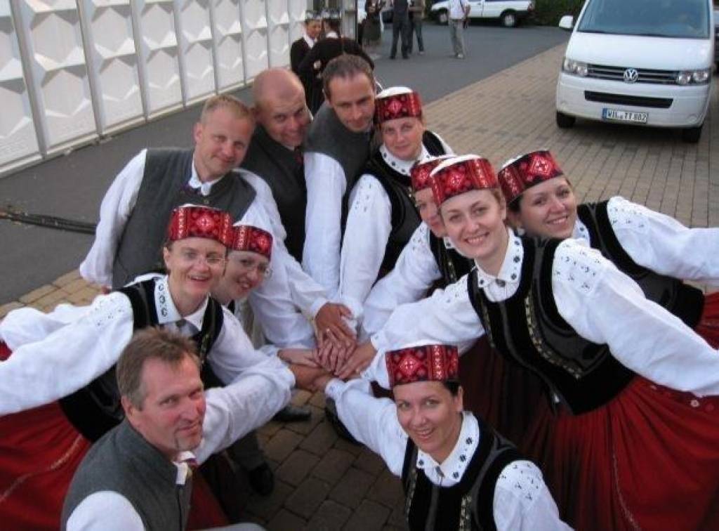 Nīcas dejotāji Vācijas folkloras festivālā