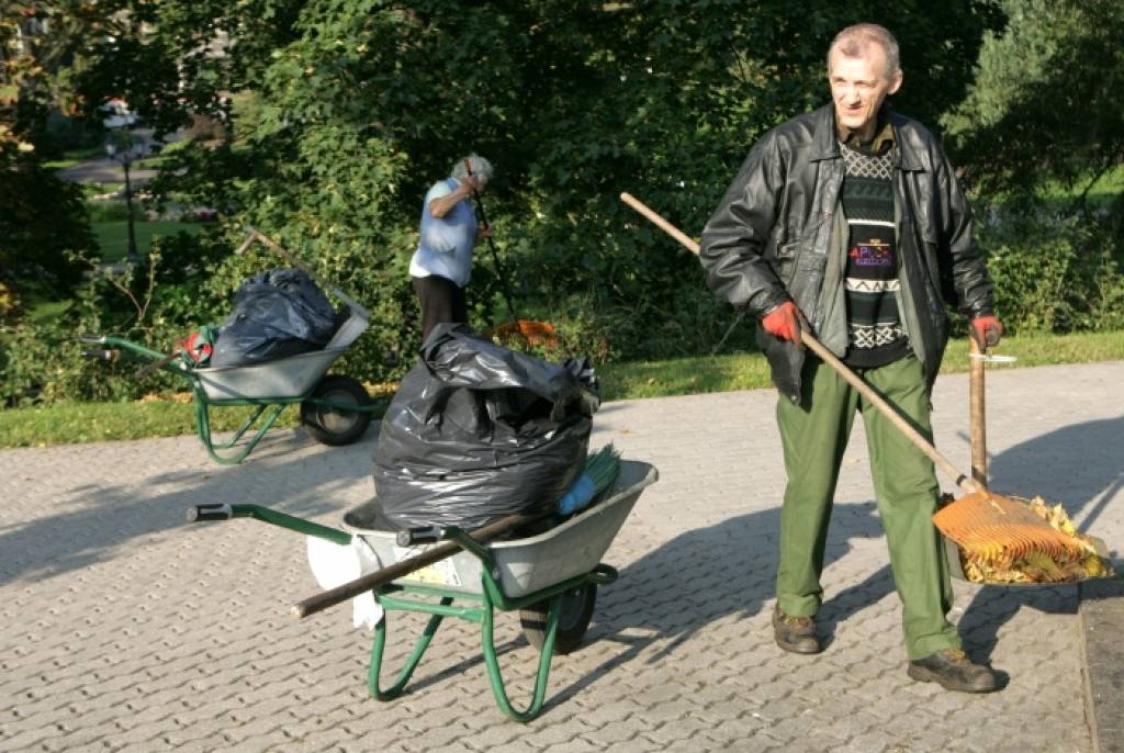 Nākamgad algotajos pagaidu sabiedriskajos darbos varēs iesaistīties četrus mēnešus; atalgojums – 100 latu