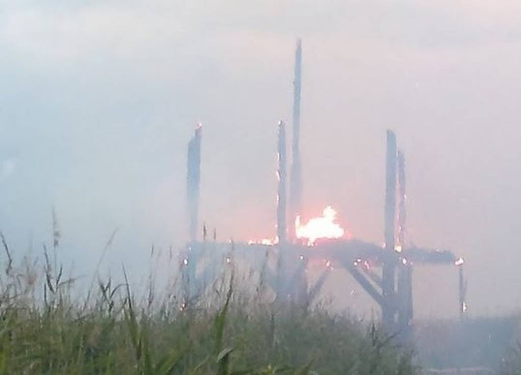 (papildināta) FOTO: Papes dabas parkā nodeg putnu novērošanas tornis