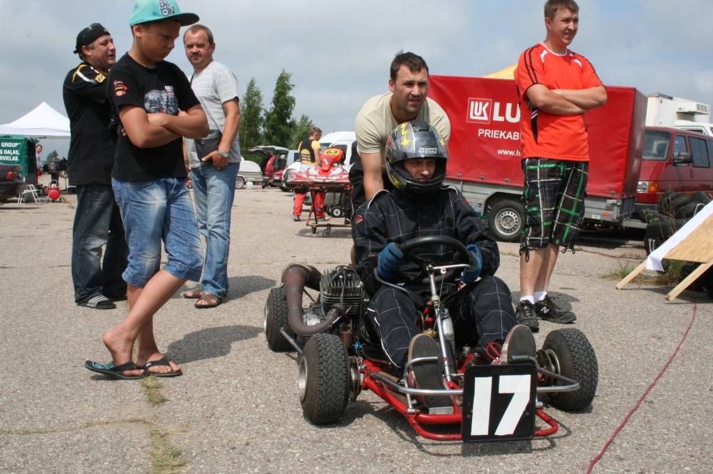 FOTO: "Hobbykart" sacensības Rudē pulcē rekordlielu dalībnieku skaitu