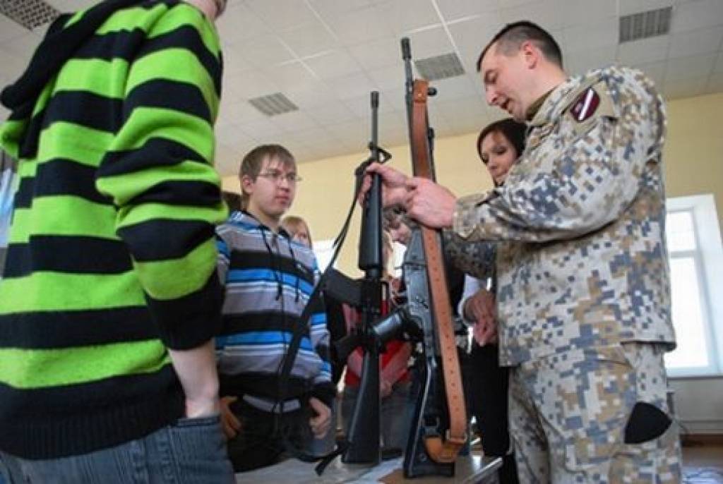 Latvijas armija svin dibināšanas gadadienu