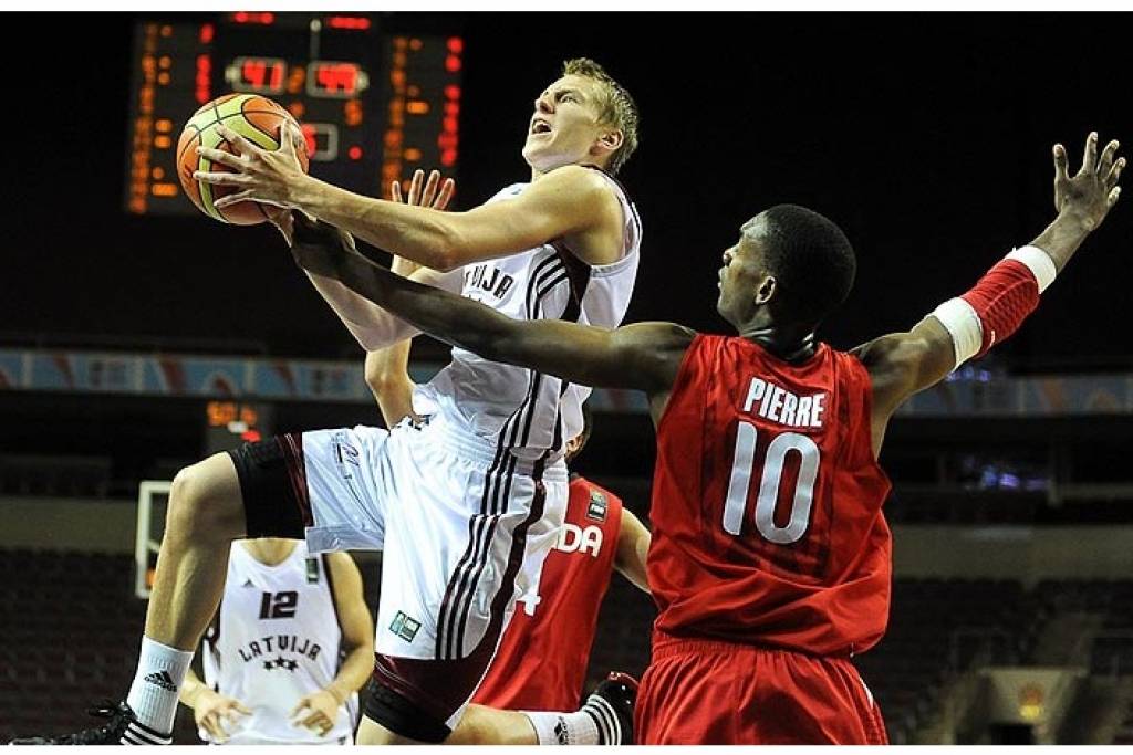 Latvijas U-19 basketbolisti atspēlējas un pieveic Kanādu