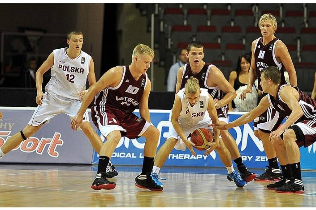 Latvijas U-19 basketbolisti spraigā cīņas galotnē zaudē Polijai
