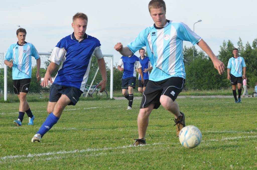 FOTO: Lejaskurzemes novadu minifutbola čempionātā pie divām uzvarām tiek Priekule un Aizputes pagasts