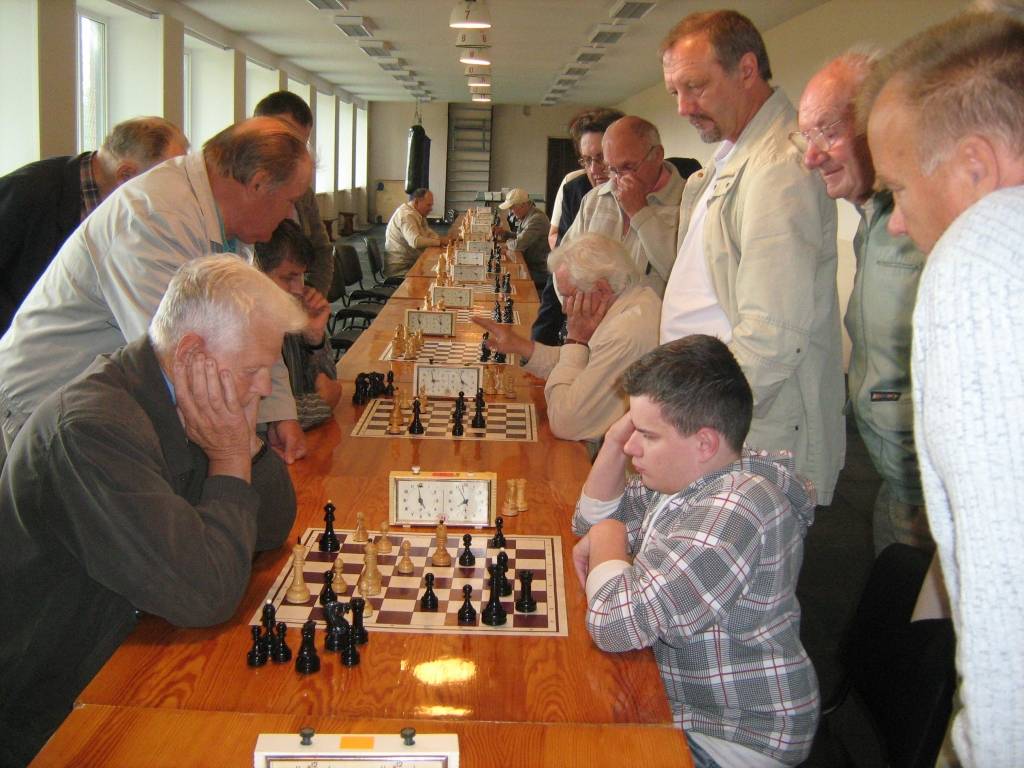 Šaha turnīrā Aizputē triumfē Latvijas Šaha federācijas prezidents