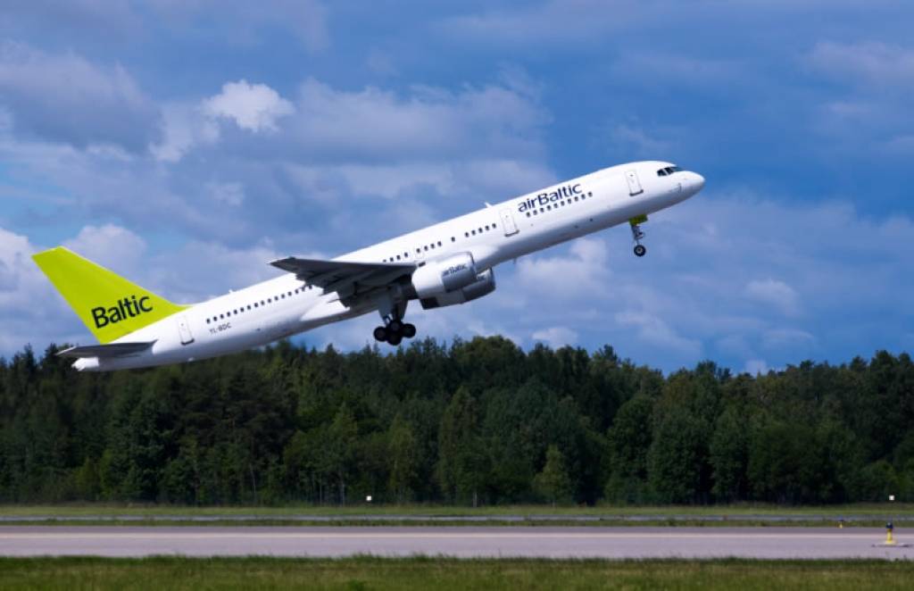 airBaltic zaudējumi piecos mēnešos - 13 miljoni latu; rosinās mazināt algas vadībai