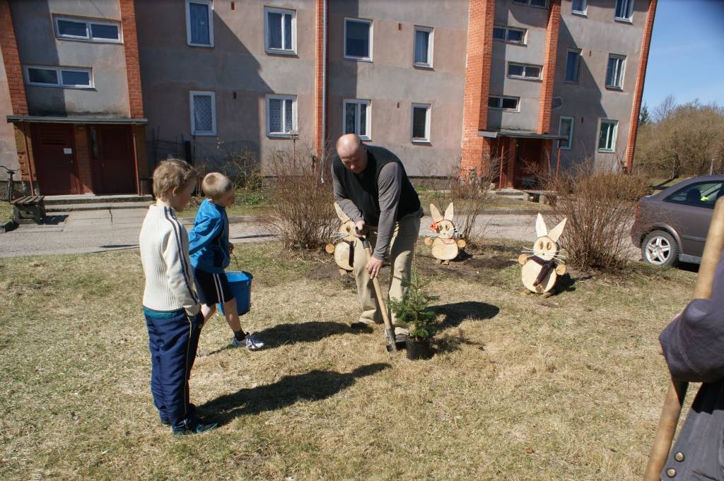 Rucavā olimpieši stāda kociņus