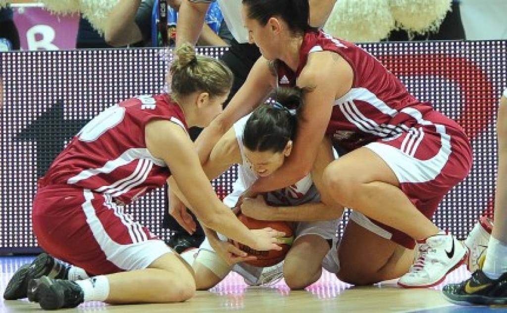 Latvijas sieviešu basketbola izlase EČ spēlē zaudē Spānijai