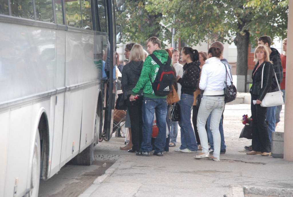 Aizputē apņēmības pilni cīnīties par Rīgas autobusu