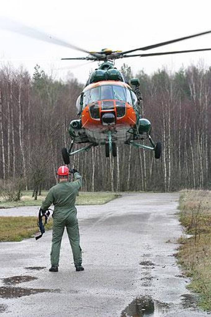 FOTO: Mediķi mācās sniegt palīdzību pacientiem nestandarta apstākļos – lidojuma laikā helikopterā 