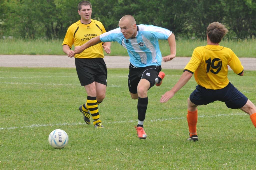 FOTO: "Grobiņas" futbolisti cīnās neizšķirti ar "KFC/TB"