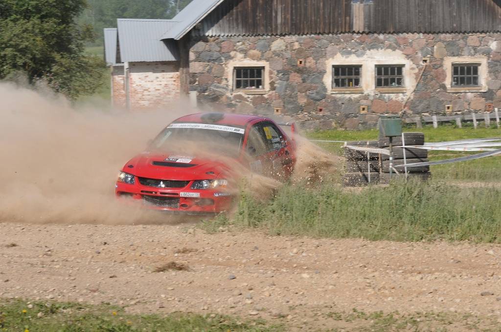 FOTO: Krievu ekipāža notriec pastkastīti, Egle pārsit riteni