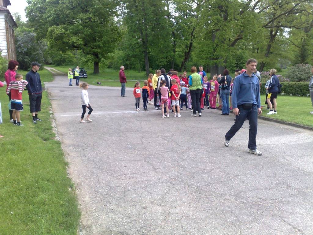 Noskaidro ātrākos skrējējus sacensībās "Kazdangas apļi 2011"