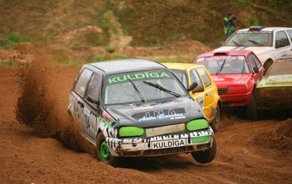 Latvijas autokrosa čempionātā uzvaras Kļavam un Kozlovskim