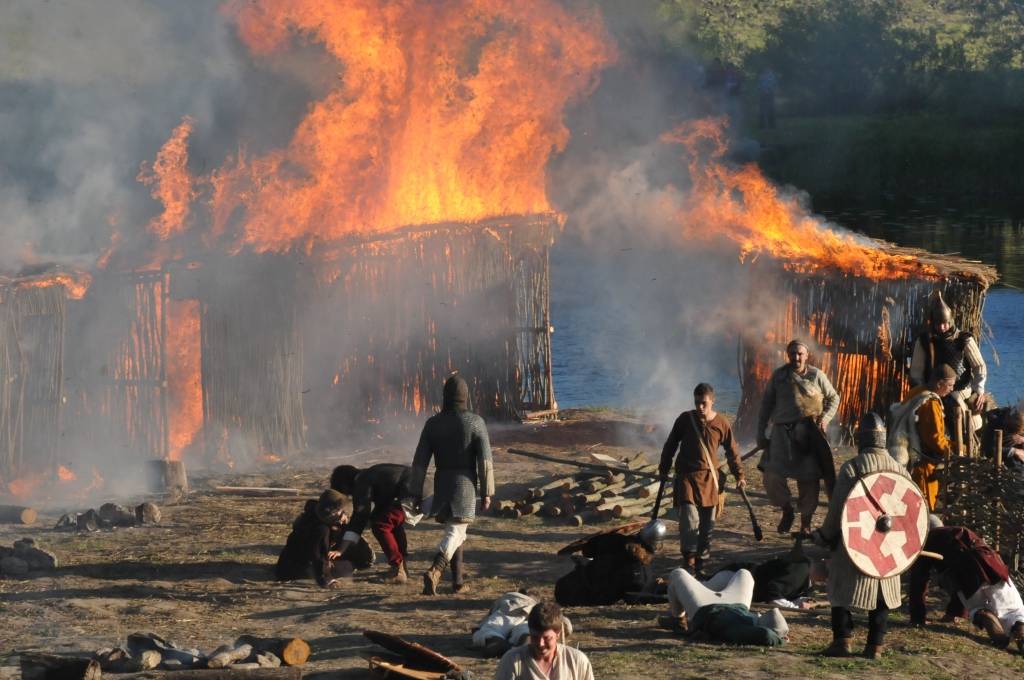 FOTO: Vikingi iebrūk un izposta Grobiņas Pilskalna pussalas apmetni