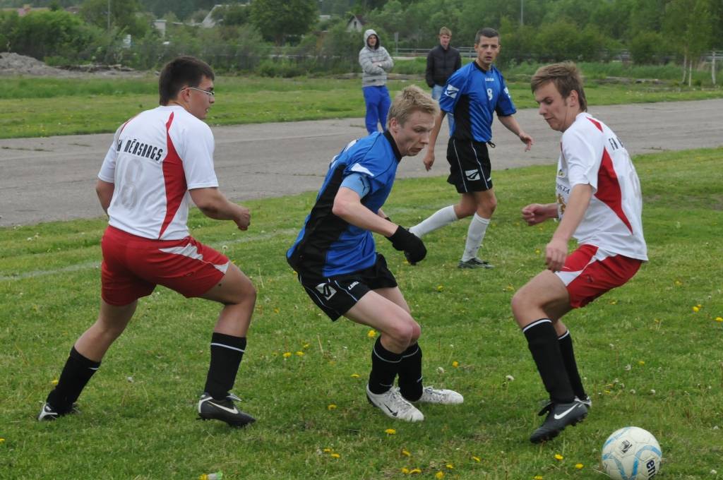 FOTO: "Grobiņas" futbolisti pārliecinoši uzvar "Mērsragu"