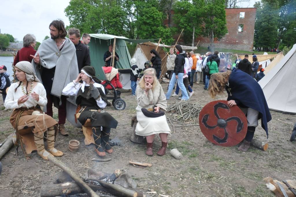 FOTO: Grobiņa svin pilsētas svētkus, vakarā gaidāms vikingu uzbrukums