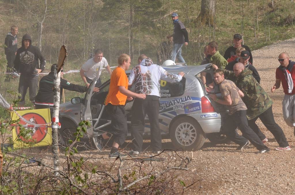 FOTO, VIDEO: "BTA Rally Talsi 2011" - tramplīni, skatītāju kautiņš un Celma ekipāžas avārija
