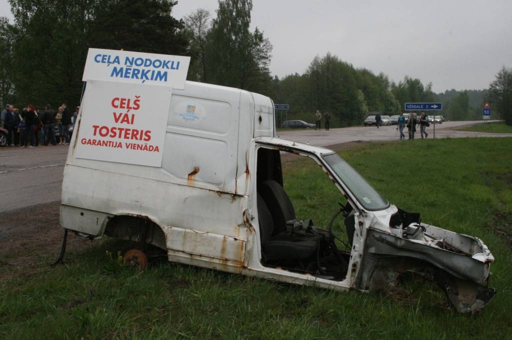 Notiek protesta akcija uz Grobiņas - Ventspils šosejas