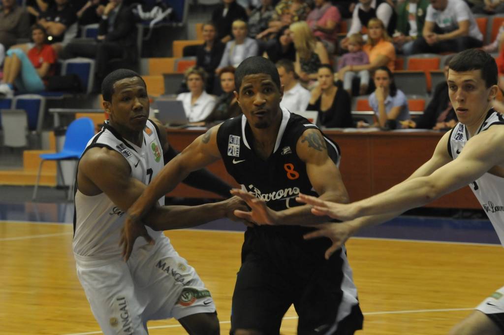 "Liepājas lauvu" basketbolisti pēc pirmā puslaika ir vadībā pret "Barons/O! Karti"