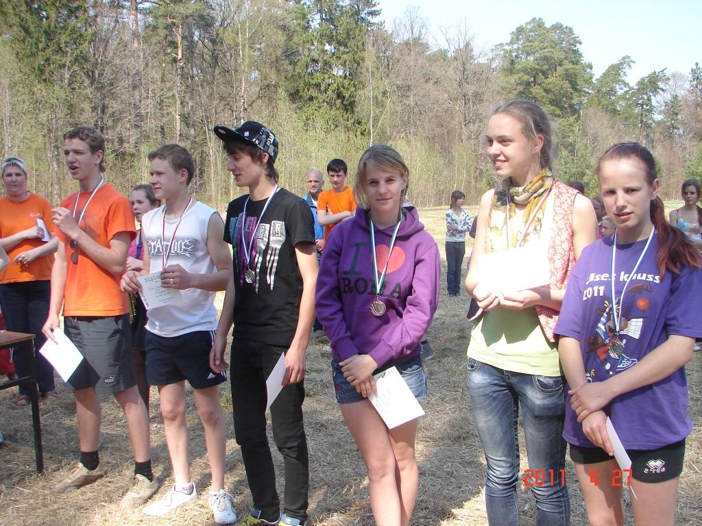 Aizputes novada skolēni skrien pavasara krosu