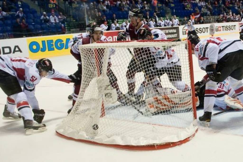 Latvijas hokeja valstsvienība uzvar Austriju un paliek pasaules elitē