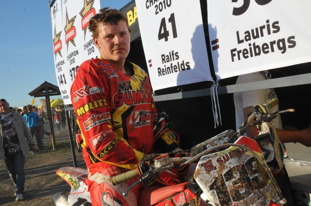 MX Pro klasē dramatiskā cīņā triumfē Niks Apfelbaums
