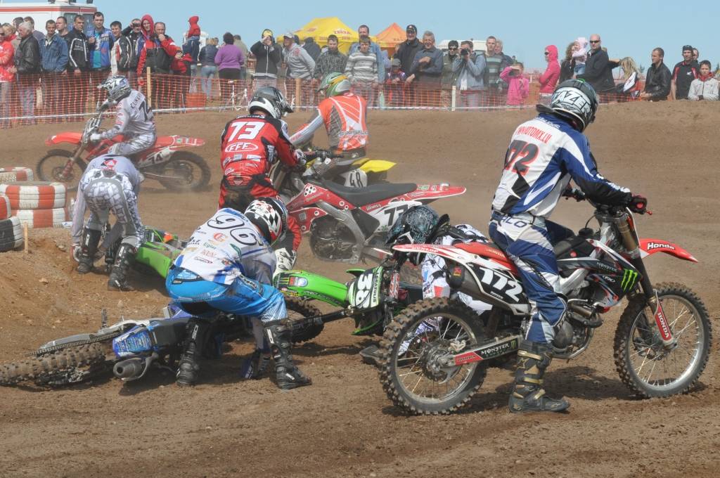 MX30+ klasē startā masveida kritiens; uzvar Raivis Krastiņš