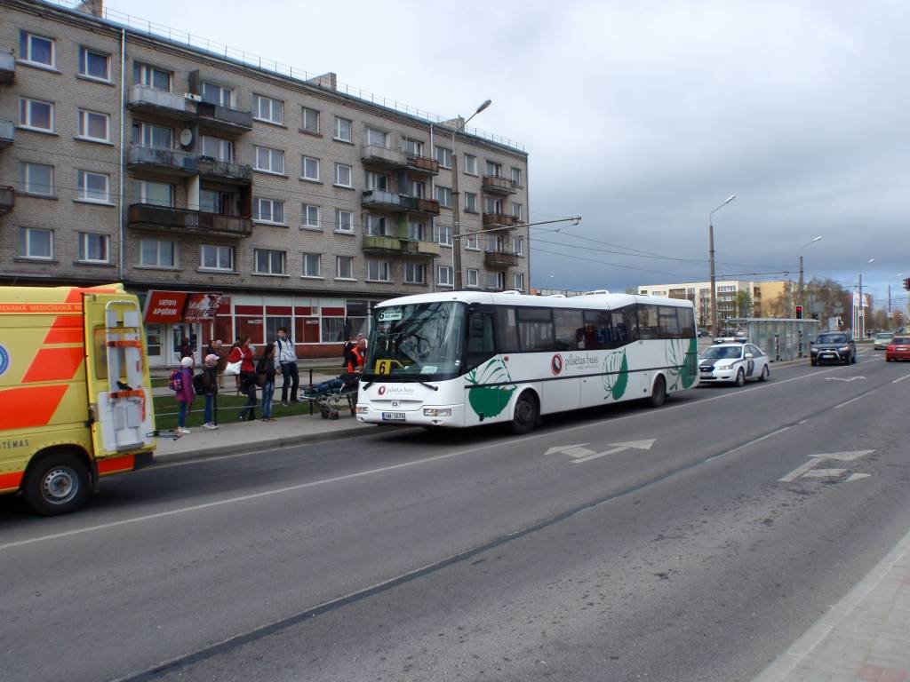 (pievienots foto) Liepājā desmit gadu vecs zēns pakļūst zem autobusa, cieš arī divas pasažieres