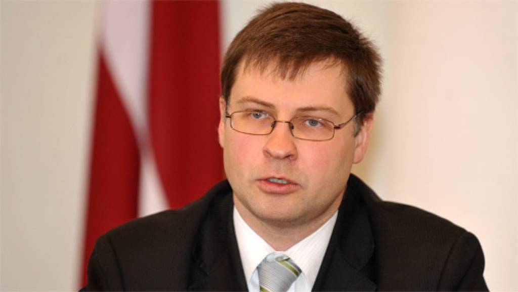 Dombrovskis 4. maija apsveikumā norāda uz nepieciešamību palielināt valsts konkurētspēju un aicina atcerēties 90. gadu ideālus