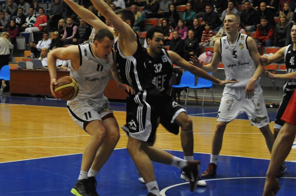"Liepājas lauvas" pēc pirmā puslaika zaudē "VEF Rīgai"