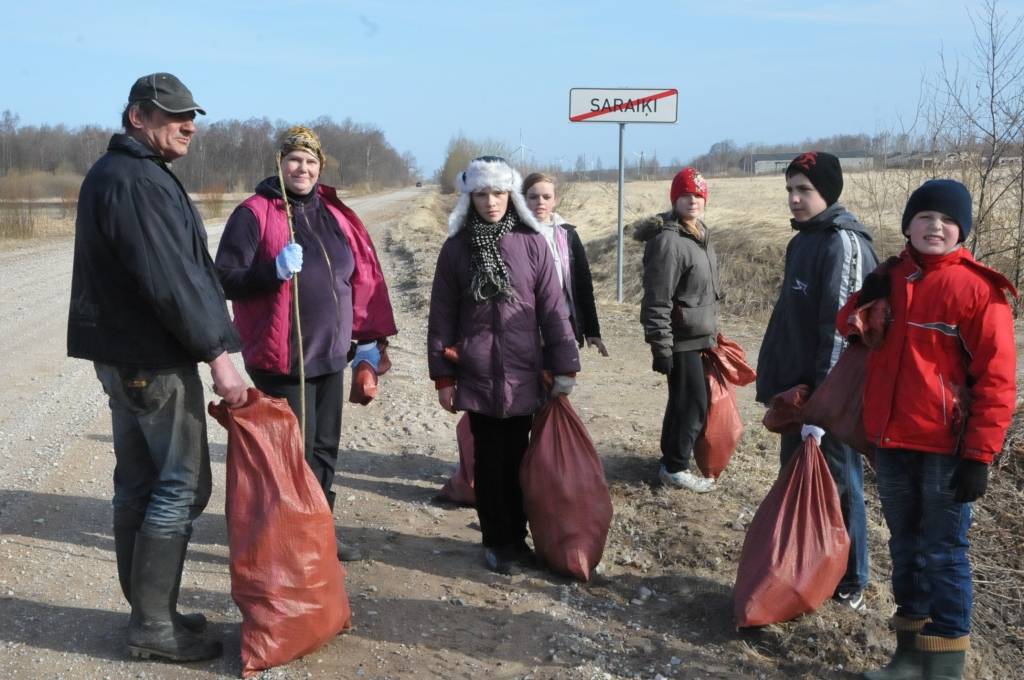 FOTO: Pāvilostas novadā jau talko; atrod arī "ļergas" pudeli