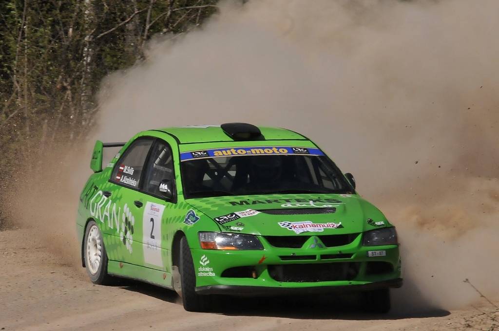 FOTO: Mājiniekiem rallijsprintā "Kalnamuiža 2011" tiek otrā un trešā vieta