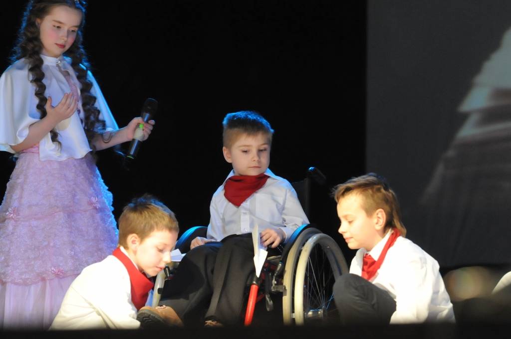 FOTO.VIDEO: Dāvidam skolasbiedri velta uzvedumu