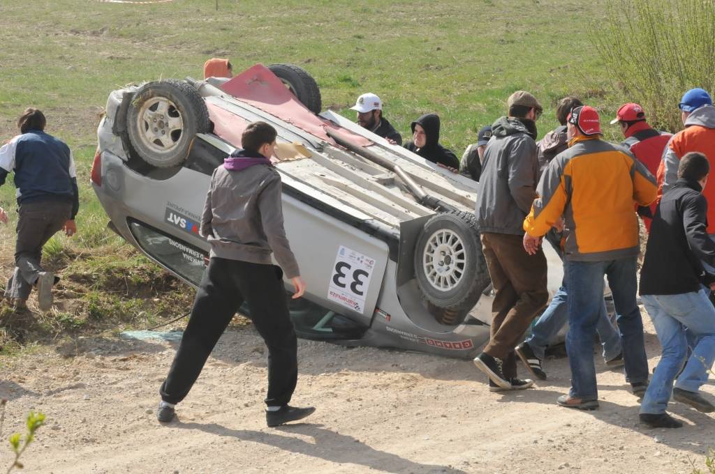 FOTO: Jāņa Vīksnas ekipāža avarē rallijsprintā "Kalnamuiža 2011"