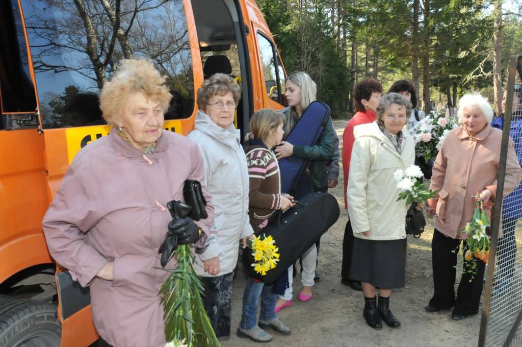 FOTO: Piemin Pāvilostas atmiņas glabātāju 