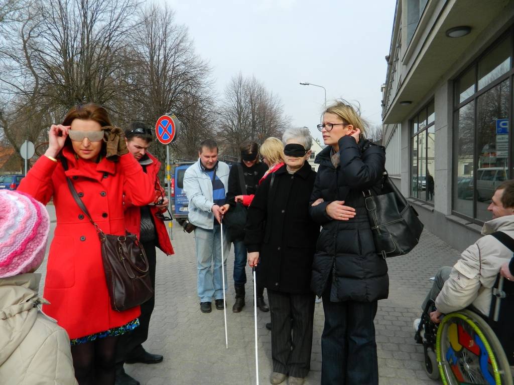 Liepājas gidi apgūst iemaņas darbam ar vājredzīgiem un neredzīgiem tūristiem