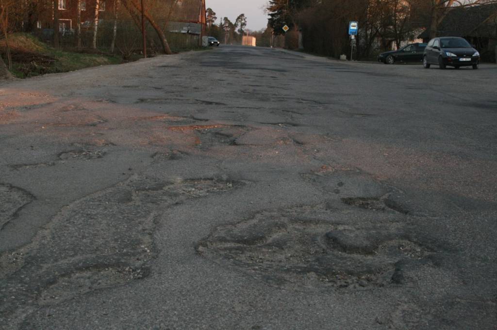 Grobiņas pašvaldība bedraino ceļu vēlas salabot ātrāk