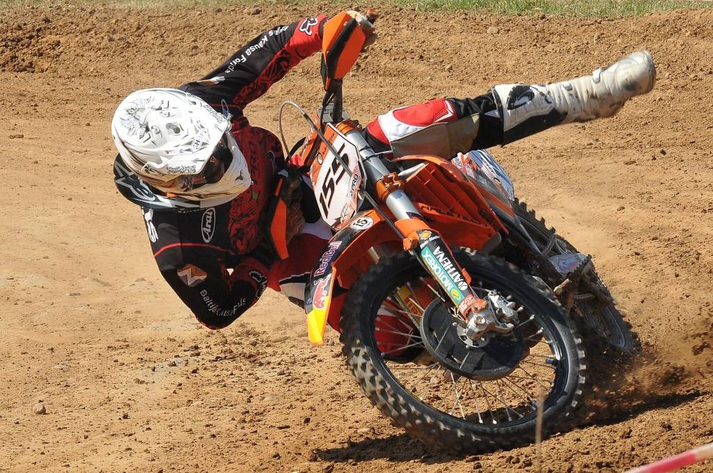 FOTO: Latvijas čempionāta pirmais posms Aizputē priecē ar fantastisku cīņu "MX1" klasē