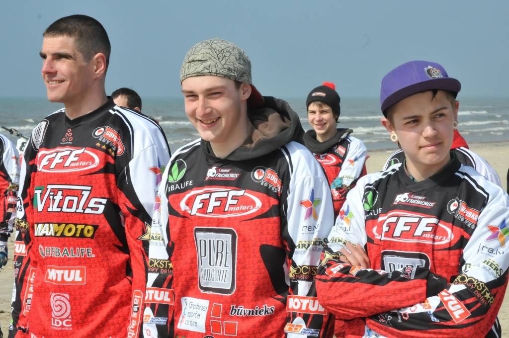 FOTO: Motokrosa komanda "Pure Chocolate FFF Vītols" fotogrāfējas Liepājas pludmalē