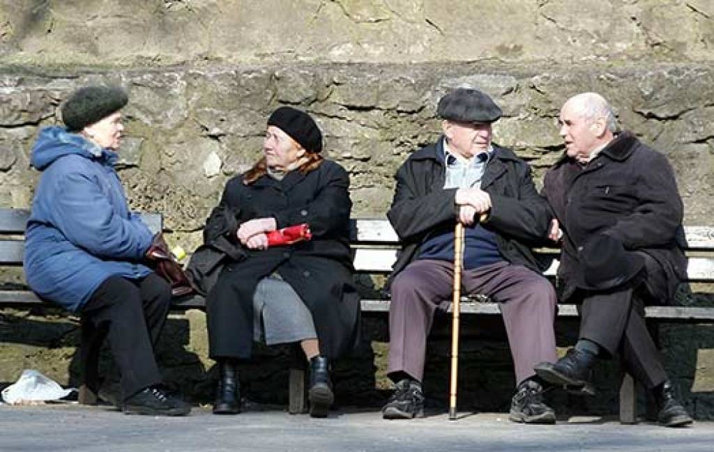 Valdība nolemj no 2016. gada pakāpeniski palielināt pensionēšanās vecumu