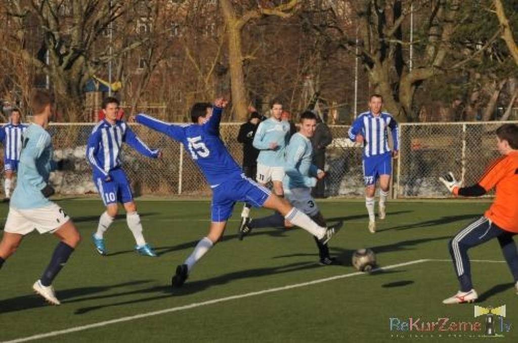 Uz sintētiskā zāliena startē Latvijas futbola virslīgas čempionāts