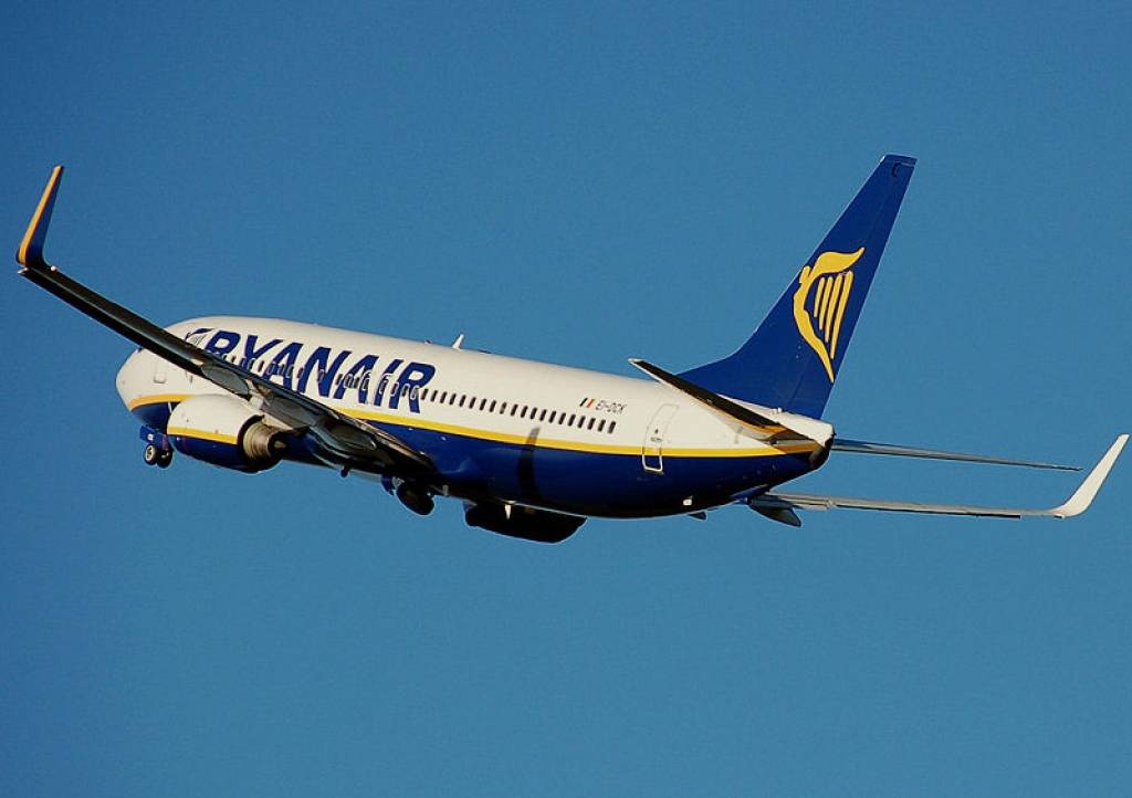 "Ryanair" iekasēs divus eiro no pasažiera, lai atgūtu saskaņā ar ES noteikumiem kompensācijās izmaksājamos līdzekļus