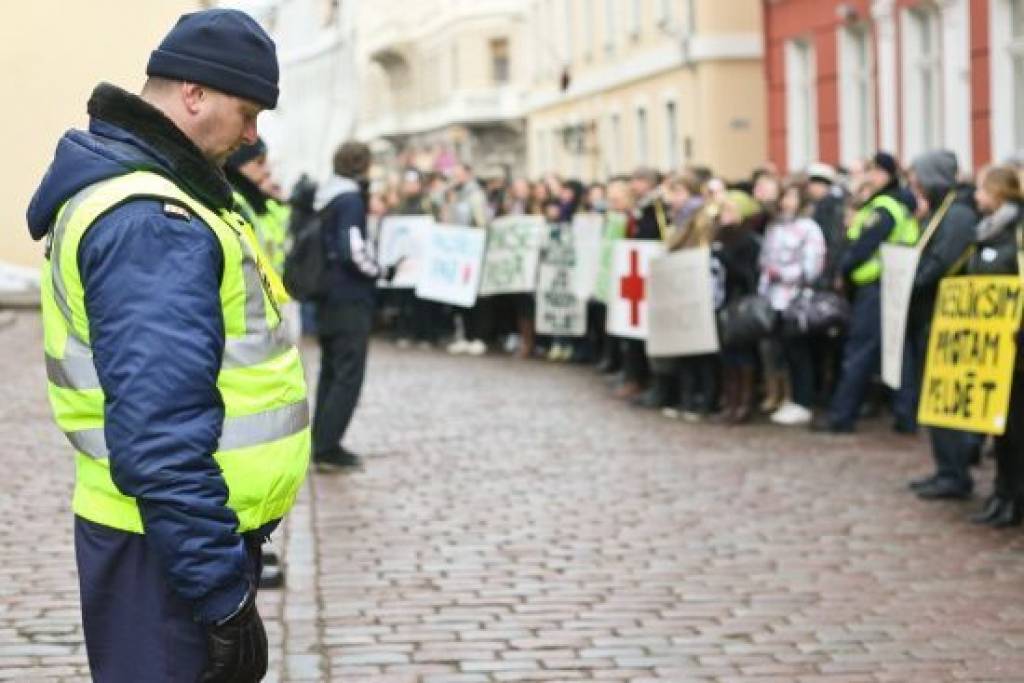 Rīgā notiks plašas protesta akcijas; reģionos atcelti sabiedriskā transporta reisi