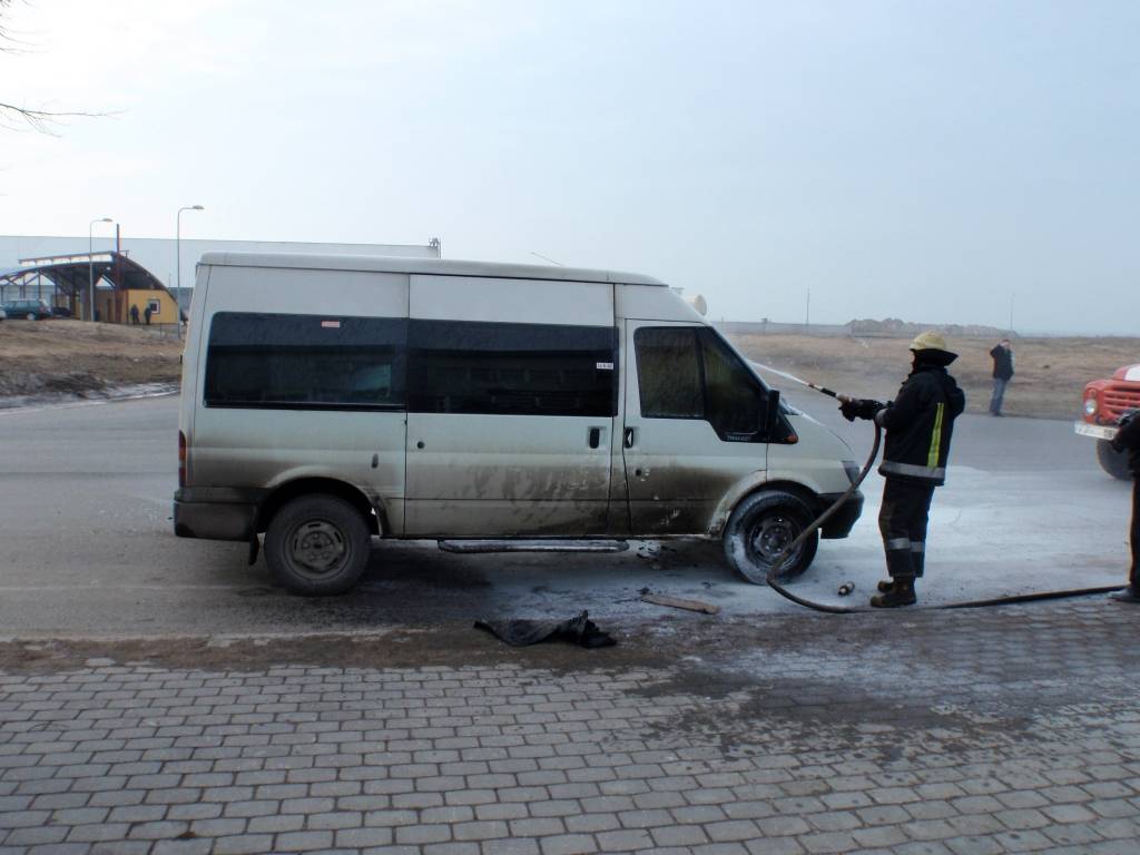 (pievienots foto) Liepājā deg maršruta taksometrs