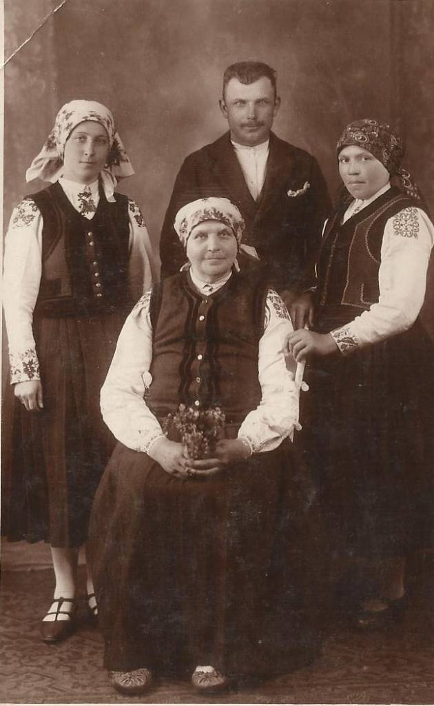 Atklās ekspresizstādi "Ceļā pie tautastērpa"