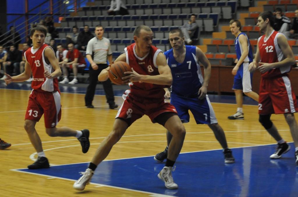 Liepājas pilsētas basketbola čempionātā vadībā ir "Autobusu parks"